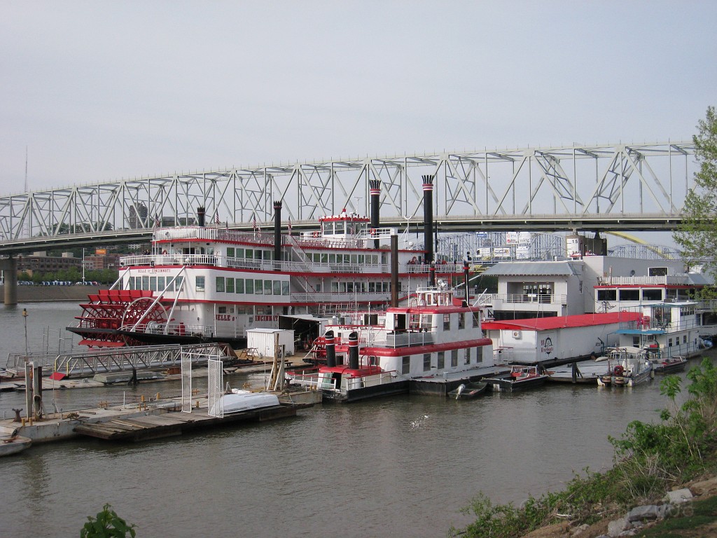 Flying Pig 2009 0270.jpg - River boat drive.